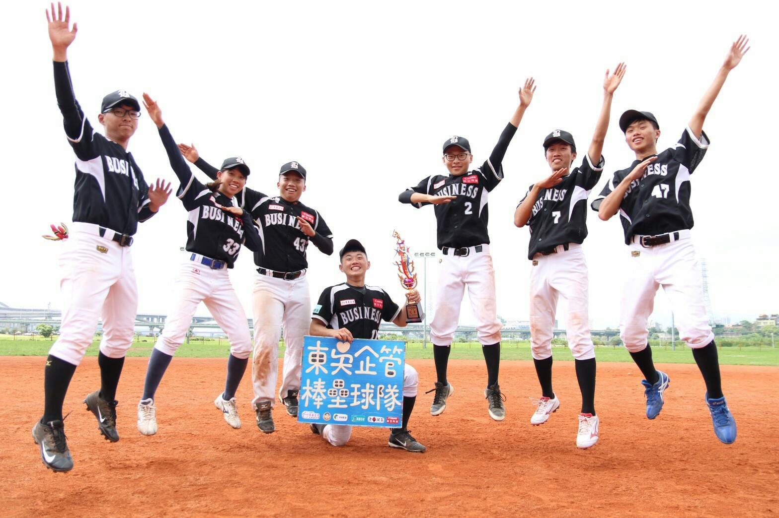 東吳企管壘球在第25屆北企盃榮獲冠軍